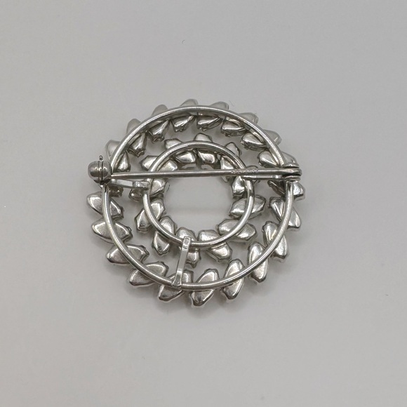 VINTAGE Crystal Wreath Brooch - Picture 7 of 8